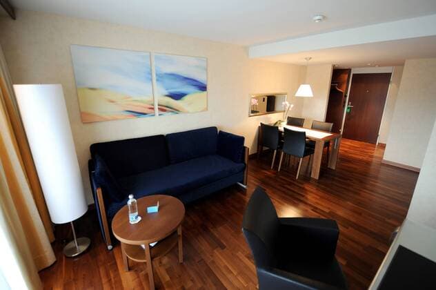 Wohnraum eines Zimmers im Hotel Säntispark in Sankt Gallen, Mannschaftsunterkunft des Nationalteams aus Rumänien bei der Euro 2008 - Fußball EM Herren Vorschau EM 2008, Fotostory, Mannschaftsquartier, Mannschaftshotel, Mannschaftsunterkunft Totale St. Gallen, Abtwil, Sankt Fußball EM Herren Vorschau EM 2008, Fotostory, Mannschaftsquartier, Mannschaftshotel, Mannschaftsunterkunft Totale St. Gallen, Abtwil, Sankt