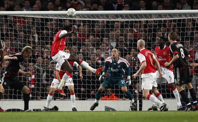 Emmanuel Adebayor (Arsenal) erzielt das 1:0 - EDITORIAL USE ONLY. No use with unauthorised audio, video, data, fixture lists, club league logos or live services. Online in-match use limited to 120 images, no video emulation. No use in betting, games or single club league player publications. Fußball EC 1 Herren Champions League 2007 2008, Arsenal FC London - Liverpool FC 1:1 Gruppe London Dynamik, Fußball EC 1 Herren Champions League 2007 2008, Arsenal FC London - Liverpool FC 1:1 Gruppe London Dynamik,