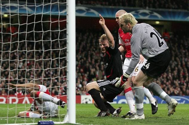Dirk Kuyt (Liverpool, li.) erzielt den Treffer zum 1:1 gegen Torwart Manuel Almunia (Arsenal) - EDITORIAL USE ONLY. No use with unauthorised audio, video, data, fixture lists, club league logos or live services. Online in-match use limited to 120 images, no video emulation. No use in betting, games or single club league player publications. Fußball EC 1 Herren Champions League 2007 2008, Arsenal FC London - Liverpool FC 1:1 Gruppe London Dynamik, Fußball EC 1 Herren Champions League 2007 2008, Arsenal FC London - Liverpool FC 1:1 Gruppe London Dynamik,