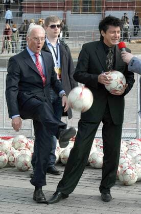 Franz Beckenbauer (Deutschland, li.) kickt den Adidas Final, den offiziellen Spielball für das Champions League Finale in Moskau 2008, daneben Endspielbotschafter Rinat Dassajew (Russland) - Fußball EC 1 Herren Vorschau Champions League 2007 2008, Finale, Endspiel, Vorstellung Gruppe Moskau Dynamik, Freude, Fußball EC 1 Herren Vorschau Champions League 2007 2008, Finale, Endspiel, Vorstellung Gruppe Moskau Dynamik, Freude,