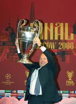 Moskaus Oberbürgermeister Juri Luzhkov (Russland) präsentiert stolz die Trophäe für das in Moskau stattfindende Champions League Finale 2008 - Fußball EC 1 Herren Vorschau Champions League 2007 2008, Finale, Endspiel, Vorstellung, Pressekonferenz, Pressetermin Einzelbild Luzhkow Lushkov Lushkow Luschkov Luschkow Moskau Freude, Fußball EC 1 Herren Vorschau Champions League 2007 2008, Finale, Endspiel, Vorstellung, Pressekonferenz, Pressetermin Einzelbild Luzhkow Lushkov Lushkow Luschkov Luschkow Moskau Freude,