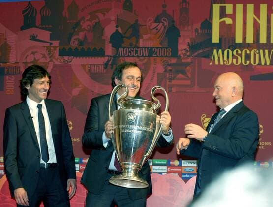 UEFA Präsident Michel Platini (Frankreich, Mitte) übergibt den Champions League Pokal an Moskaus Oberbürgermeister Juri Luzhkov (Russland, re.) zur Aufbewahrung, daneben Generaldirektor Leonardo (AC Mailand) vom Titelverteidiger - Fußball EC 1 Herren Vorschau Champions League 2007 2008, Finale, Endspiel, Vorstellung, Pressekonferenz, Pressetermin Gruppe Luzhkow Lushkov Lushkow Luschkov Luschkow Moskau Freude, Fußball EC 1 Herren Vorschau Champions League 2007 2008, Finale, Endspiel, Vorstellung, Pressekonferenz, Pressetermin Gruppe Luzhkow Lushkov Lushkow Luschkov Luschkow Moskau Freude,