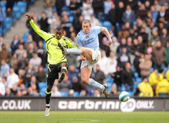 Richard Dunne (Manchester City, re.) gegen Salomon Kalou (Chelsea) - EDITORIAL USE ONLY. No use with unauthorised audio, video, data, fixture lists, club league logos or live services. Online in-match use limited to 120 images, no video emulation. No use in betting, games or single club league player publications. Fußball Herren English Premier League 2007 2008, 1. Englische Liga, Manchester City - Chelsea FC London 0:2 Gruppe premiumd Manchester Dynamik, Kampf, Fußball Herren English Premier League 2007 2008, 1. Englische Liga, Manchester City - Chelsea FC London 0:2 Gruppe premiumd Manchester Dynamik, Kampf,