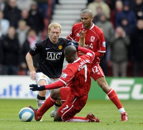 Paul Scholes (Manchester United, li.) gegen George Boateng (vorn) und Afonso Alves (beide Middlesbrough) - EDITORIAL USE ONLY. No use with unauthorised audio, video, data, fixture lists, club league logos or live services. Online in-match use limited to 120 images, no video emulation. No use in betting, games or single club league player publications. Fußball Herren English Premier League 2007 2008, 1. Englische Liga, Middlesbrough FC - Manchester United 2:2, ManU Gruppe Middlesbrough Fußball Herren English Premier League 2007 2008, 1. Englische Liga, Middlesbrough FC - Manchester United 2:2, ManU Gruppe Middlesbrough