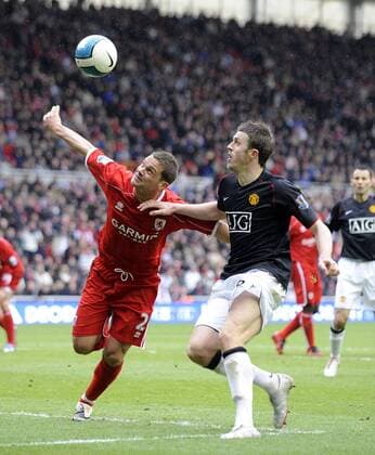 Luke Young (Middlesbrough, li.) gegen Michael Carrick (Manchester United) - EDITORIAL USE ONLY. No use with unauthorised audio, video, data, fixture lists, club league logos or live services. Online in-match use limited to 120 images, no video emulation. No use in betting, games or single club league player publications. Fußball Herren English Premier League 2007 2008, 1. Englische Liga, Middlesbrough FC - Manchester United, ManU Gruppe Middlesbrough Dynamik, Fußball Herren English Premier League 2007 2008, 1. Englische Liga, Middlesbrough FC - Manchester United, ManU Gruppe Middlesbrough Dynamik,