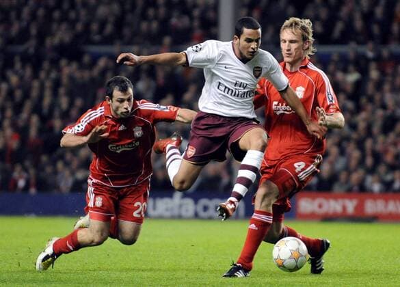 Theo Walcott (Arsenal, Mitte) gegen Sami Hyypiä (re.) und Javier Mascherano (beide Liverpool) - EDITORIAL USE ONLY. No use with unauthorised audio, video, data, fixture lists, club league logos or live services. Online in-match use limited to 120 images, no video emulation. No use in betting, games or single club league player publications. Fußball EC 1 Herren Champions League 2007 2008, Liverpool FC - Arsenal FC London 4:2 Gruppe Liverpool Dynamik, Fußball EC 1 Herren Champions League 2007 2008, Liverpool FC - Arsenal FC London 4:2 Gruppe Liverpool Dynamik,