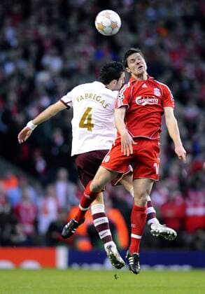 Xabi Alonso (Liverpool, re.) gegen Cesc Fabregas (Arsenal) - EDITORIAL USE ONLY. No use with unauthorised audio, video, data, fixture lists, club league logos or live services. Online in-match use limited to 120 images, no video emulation. No use in betting, games or single club league player publications. Fußball EC 1 Herren Champions League 2007 2008, Liverpool FC - Arsenal FC London 4:2 Gruppe Liverpool Dynamik, Fußball EC 1 Herren Champions League 2007 2008, Liverpool FC - Arsenal FC London 4:2 Gruppe Liverpool Dynamik,