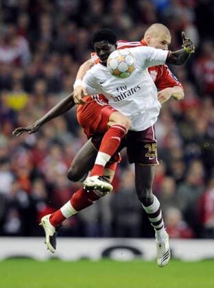 Emmanuel Adebayor (Arsenal, vorn) gegen Martin Skrtel (Liverpool) - EDITORIAL USE ONLY. No use with unauthorised audio, video, data, fixture lists, club league logos or live services. Online in-match use limited to 120 images, no video emulation. No use in betting, games or single club league player publications. Fußball EC 1 Herren Champions League 2007 2008, Liverpool FC - Arsenal FC London 4:2 Gruppe Liverpool Dynamik, Fußball EC 1 Herren Champions League 2007 2008, Liverpool FC - Arsenal FC London 4:2 Gruppe Liverpool Dynamik,