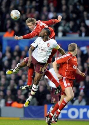 Peter Crouch (Liverpool, li.) gegen William Gallas (Arsenal) - EDITORIAL USE ONLY. No use with unauthorised audio, video, data, fixture lists, club league logos or live services. Online in-match use limited to 120 images, no video emulation. No use in betting, games or single club league player publications. Fußball EC 1 Herren Champions League 2007 2008, Liverpool FC - Arsenal FC London 4:2 Gruppe Liverpool Dynamik, Anstrengung, Fußball EC 1 Herren Champions League 2007 2008, Liverpool FC - Arsenal FC London 4:2 Gruppe Liverpool Dynamik, Anstrengung,