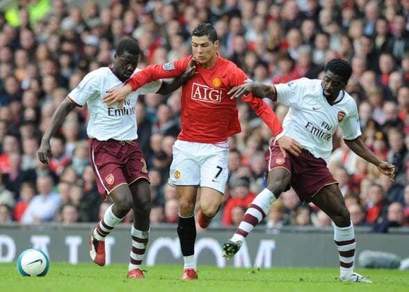 Cristiano Ronaldo (Manchester United, Mitte) gegen Emmanuel Eboue (li.) und Kolo Toure (beide Arsenal) - EDITORIAL USE ONLY. No use with unauthorised audio, video, data, fixture lists, club league logos or live services. Online in-match use limited to 120 images, no video emulation. No use in betting, games or single club league player publications. Fußball Herren English Premier League 2007 2008, 1. Englische Liga, Manchester United - Arsenal FC London, ManU Gruppe Manchester Dynamik, Fußball Herren English Premier League 2007 2008, 1. Englische Liga, Manchester United - Arsenal FC London, ManU Gruppe Manchester Dynamik,