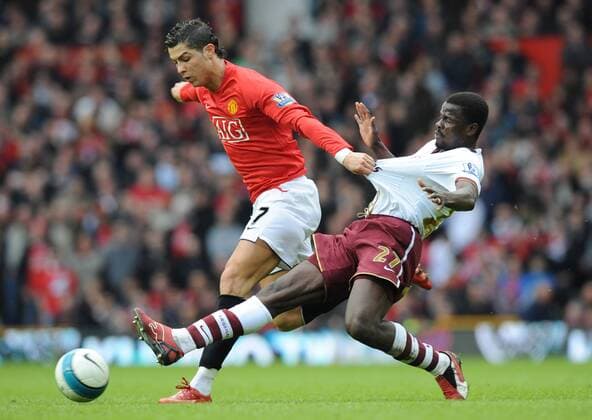 Cristiano Ronaldo (Manchester United, li.) gegen Emmanuel Eboue (Arsenal) - EDITORIAL USE ONLY. No use with unauthorised audio, video, data, fixture lists, club league logos or live services. Online in-match use limited to 120 images, no video emulation. No use in betting, games or single club league player publications. Fußball Herren English Premier League 2007 2008, 1. Englische Liga, Manchester United - Arsenal FC London, ManU Gruppe Manchester Dynamik, Fußball Herren English Premier League 2007 2008, 1. Englische Liga, Manchester United - Arsenal FC London, ManU Gruppe Manchester Dynamik,
