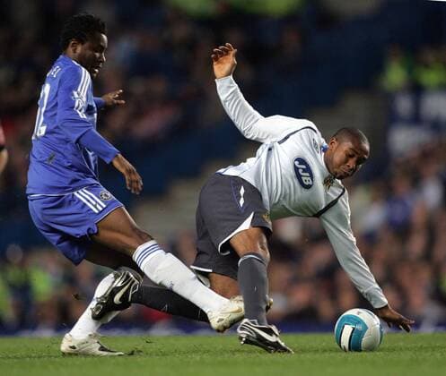 Wilson Palacios (Wigan, re.) gegen John Mikel (Chelsea) - EDITORIAL USE ONLY. No use with unauthorised audio, video, data, fixture lists, club league logos or live services. Online in-match use limited to 120 images, no video emulation. No use in betting, games or single club league player publications. Fußball Herren English Premier League 2007 2008, 1. Englische Liga, Chelsea FC London - Wigan Athletic Gruppe London Dynamik, Kampf, Fußball Herren English Premier League 2007 2008, 1. Englische Liga, Chelsea FC London - Wigan Athletic Gruppe London Dynamik, Kampf,