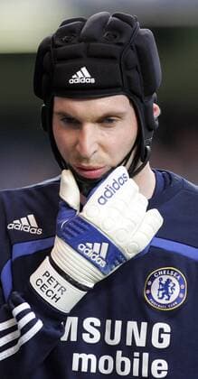 Torwart Petr Cech (Chelsea) nachdenklich - EDITORIAL USE ONLY. No use with unauthorised audio, video, data, fixture lists, club league logos or live services. Online in-match use limited to 120 images, no video emulation. No use in betting, games or single club league player publications. Fußball Herren English Premier League 2007 2008, 1. Englische Liga, Chelsea FC London Einzelbild London Nachdenklichkeit, Fußball Herren English Premier League 2007 2008, 1. Englische Liga, Chelsea FC London Einzelbild London Nachdenklichkeit,