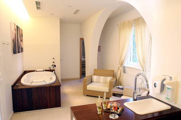 Badezimmer des Hotel Schloss Weikersdorf Residenz - Mannschaftshotel von Italien während der Euro 2008 - Fußball EM Herren Vorschau Euro 2008, Nationalmannschaft, Fotostory, Hotel, Unterkunft, Mannschaftshotel, Totale Baden Fußball EM Herren Vorschau Euro 2008, Nationalmannschaft, Fotostory, Hotel, Unterkunft, Mannschaftshotel, Totale Baden