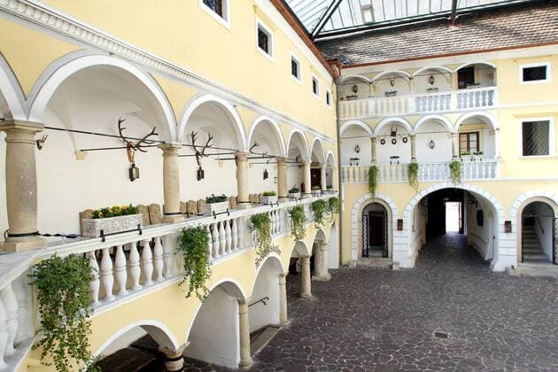 Arkadenhof des Hotel Schloss Weikersdorf Residenz - Mannschaftshotel von Italien während der Euro 2008 - Fußball EM Herren Vorschau Euro 2008, Nationalmannschaft, Fotostory, Hotel, Unterkunft, Mannschaftshotel, Totale Baden Fußball EM Herren Vorschau Euro 2008, Nationalmannschaft, Fotostory, Hotel, Unterkunft, Mannschaftshotel, Totale Baden