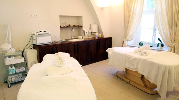 Massageraum im Hotel Schloss Weikersdorf Residenz - Mannschaftshotel von Italien während der Euro 2008 - Fußball EM Herren Vorschau Euro 2008, Nationalmannschaft, Fotostory, Hotel, Unterkunft, Mannschaftshotel, Totale Baden Fußball EM Herren Vorschau Euro 2008, Nationalmannschaft, Fotostory, Hotel, Unterkunft, Mannschaftshotel, Totale Baden