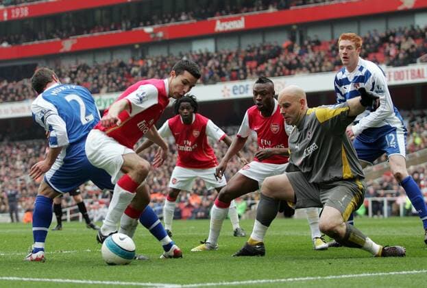 Robin van Persie (Arsenal, 2.v. li.) gegen Torwart Marcus Hahnemann (Reading, 2.v.re.) - EDITORIAL USE ONLY. No use with unauthorised audio, video, data, fixture lists, club league logos or live services. Online in-match use limited to 120 images, no video emulation. No use in betting, games or single club league player publications. Fußball Herren English Premier League 2007 2008, 1. Englische Liga, Arsenal FC London - Reading FC Gruppe London Dynamik, Spannung, Fußball Herren English Premier League 2007 2008, 1. Englische Liga, Arsenal FC London - Reading FC Gruppe London Dynamik, Spannung,