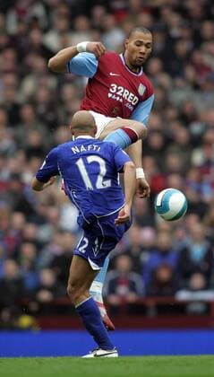 John Carew (Aston Villa, hi.) gegen Mehdi Nafti (Birmingham City) - EDITORIAL USE ONLY. No use with unauthorised audio, video, data, fixture lists, club league logos or live services. Online in-match use limited to 120 images, no video emulation. No use in betting, games or single club league player publications. Fußball Herren English Premier League 2007 2008, 1. Englische Liga, Aston Villa - Birmingham City 5:1 Gruppe Derby, Lokalderby, Ortsderby, Stadtderby, Birmingham Dynamik, Fußball Herren English Premier League 2007 2008, 1. Englische Liga, Aston Villa - Birmingham City 5:1 Gruppe Derby, Lokalderby, Ortsderby, Stadtderby, Birmingham Dynamik,