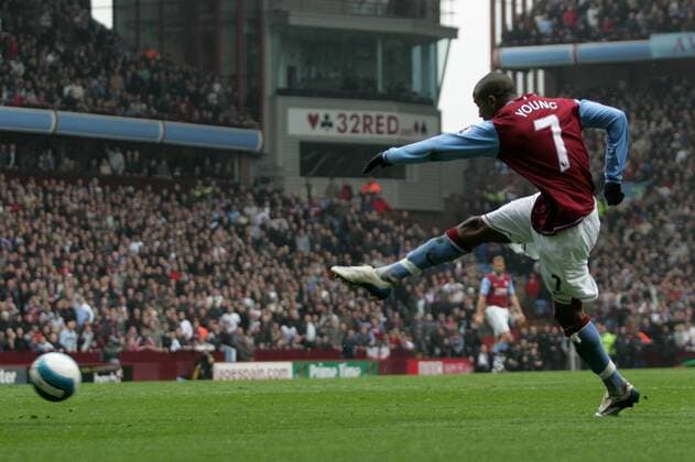 Ashley Young (Aston Villa) trifft zum 4:0 - EDITORIAL USE ONLY. No use with unauthorised audio, video, data, fixture lists, club league logos or live services. Online in-match use limited to 120 images, no video emulation. No use in betting, games or single club league player publications. Fußball Herren English Premier League 2007 2008, 1. Englische Liga, Einzelbild Birmingham Dynamik, Fußball Herren English Premier League 2007 2008, 1. Englische Liga, Einzelbild Birmingham Dynamik,