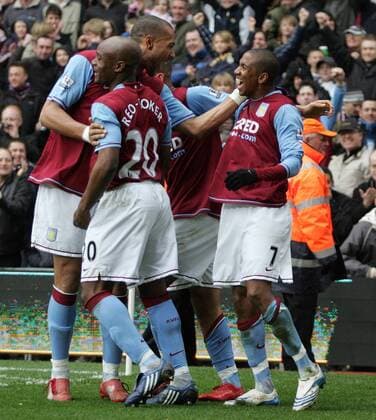 Ashley Young (re.), John Carew (Mitte) und Nigel Reo Coker (alle Aston Villa) - Torjubel - EDITORIAL USE ONLY. No use with unauthorised audio, video, data, fixture lists, club league logos or live services. Online in-match use limited to 120 images, no video emulation. No use in betting, games or single club league player publications. Fußball Herren English Premier League 2007 2008, 1. Englische Liga, Gruppe Birmingham Freude, Fußball Herren English Premier League 2007 2008, 1. Englische Liga, Gruppe Birmingham Freude,