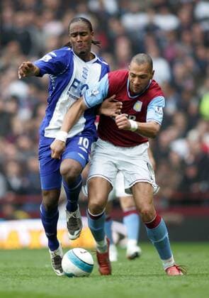 Cameron Jerome (Birmingham, li.) gegen John Carew (Aston Villa) - EDITORIAL USE ONLY. No use with unauthorised audio, video, data, fixture lists, club league logos or live services. Online in-match use limited to 120 images, no video emulation. No use in betting, games or single club league player publications. Fußball Herren English Premier League 2007 2008, 1. Englische Liga, Aston Villa - Birmingham City 5:1 Gruppe Birmingham Dynamik, Kampf, Fußball Herren English Premier League 2007 2008, 1. Englische Liga, Aston Villa - Birmingham City 5:1 Gruppe Birmingham Dynamik, Kampf,