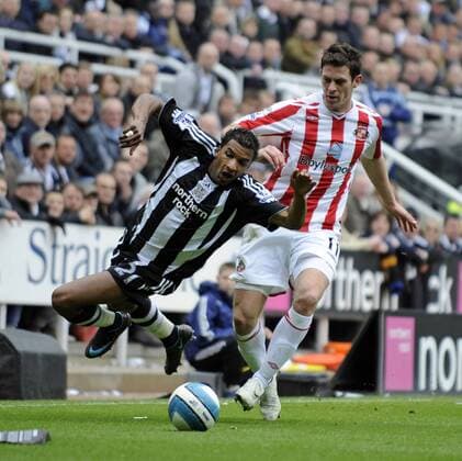 Habib Beye (Newcastle, li.) gegen Daryl Murphy (Sunderland) - EDITORIAL USE ONLY. No use with unauthorised audio, video, data, fixture lists, club league logos or live services. Online in-match use limited to 120 images, no video emulation. No use in betting, games or single club league player publications. Fußball Herren English Premier League 2007 2008, 1. Englische Liga, Newcastle United - Sunderland AFC Gruppe Newcastle Dynamik, Fußball Herren English Premier League 2007 2008, 1. Englische Liga, Newcastle United - Sunderland AFC Gruppe Newcastle Dynamik,