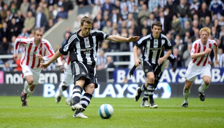 Michael Owen (Newcastle) trifft per Elfmeter zum 2:0 - EDITORIAL USE ONLY. No use with unauthorised audio, video, data, fixture lists, club league logos or live services. Online in-match use limited to 120 images, no video emulation. No use in betting, games or single club league player publications. Fußball Herren English Premier League 2007 2008, 1. Englische Liga, Newcastle United - Sunderland AFC Einzelbild Newcastle Fußball Herren English Premier League 2007 2008, 1. Englische Liga, Newcastle United - Sunderland AFC Einzelbild Newcastle