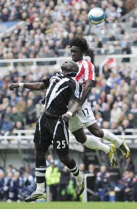 Abdoulaye Faye (Newcastle, li.) gegen Kenwyne Jones (Sunderland) - EDITORIAL USE ONLY. No use with unauthorised audio, video, data, fixture lists, club league logos or live services. Online in-match use limited to 120 images, no video emulation. No use in betting, games or single club league player publications. Fußball Herren English Premier League 2007 2008, 1. Englische Liga, Newcastle United - Sunderland AFC Gruppe Newcastle Dynamik, Höhe, Kampf, Fußball Herren English Premier League 2007 2008, 1. Englische Liga, Newcastle United - Sunderland AFC Gruppe Newcastle Dynamik, Höhe, Kampf,