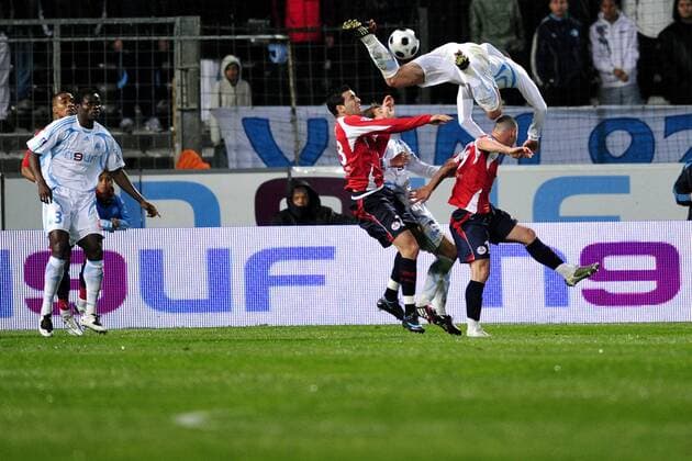 Julien Rodriguez (Marseille, 2. v.re.) im Duell - Fußball Herren Ligue 1 2007 2008, 1. Französische Liga, Olympique de Marseille - OSC Lille 1:3, OM Gruppe Marseille Dynamik, Höhe, Kampf, Fußball Herren Ligue 1 2007 2008, 1. Französische Liga, Olympique de Marseille - OSC Lille 1:3, OM Gruppe Marseille Dynamik, Höhe, Kampf,