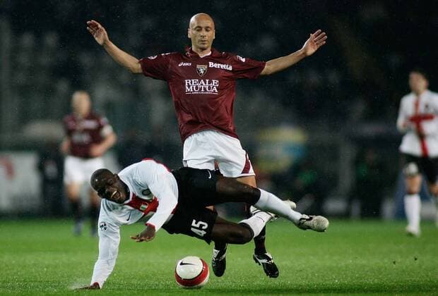 Mario Balotelli (Inter Mailand, vorn) gegen Eugenio Corini (FC Turin) - Fußball Herren Serie A 2007 2008, 1. Italienische Liga, Torino FC - FC Internazionale Mailand 1:1, Inter Gruppe Turin Dynamik, Kampf, Fußball Herren Serie A 2007 2008, 1. Italienische Liga, Torino FC - FC Internazionale Mailand 1:1, Inter Gruppe Turin Dynamik, Kampf,