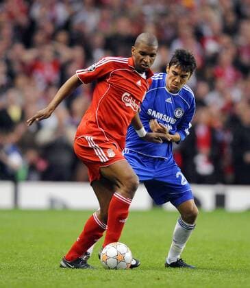 Ryan Babel (Liverpool, li.) gegen Paulo Ferreira (Chelsea) - EDITORIAL USE ONLY. No use with unauthorised audio, video, data, fixture lists, club league logos or live services. Online in-match use limited to 120 images, no video emulation. No use in betting, games or single club league player publications. Fußball EC 1 Herren Champions League 2007 2008, FC Liverpool - Chelsea FC London Gruppe Liverpool Dynamik, Fußball EC 1 Herren Champions League 2007 2008, FC Liverpool - Chelsea FC London Gruppe Liverpool Dynamik,