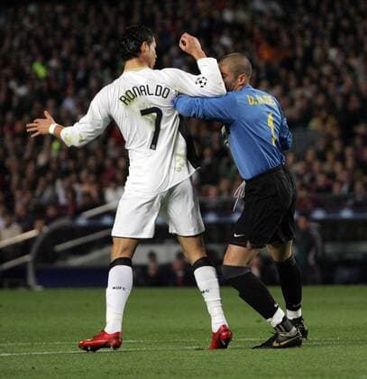 Cristiano Ronaldo (Manchester United, li.) und Torwart Victor Valdes (FC Barcelona) geraten aneinander - EDITORIAL USE ONLY. No use with unauthorised audio, video, data, fixture lists, club league logos or live services. Online in-match use limited to 120 images, no video emulation. No use in betting, games or single club league player publications. Fußball EC 1 Herren Champions League 2007 2008, FC Barcelona - Manchester United, Barca, ManU Gruppe Barcelona Spannung, Fußball EC 1 Herren Champions League 2007 2008, FC Barcelona - Manchester United, Barca, ManU Gruppe Barcelona Spannung,