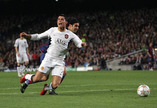Cristiano Ronaldo (Manchester United, li.) kommt gegen Rafael Marquez (FC Barcelona) zu Fall - EDITORIAL USE ONLY. No use with unauthorised audio, video, data, fixture lists, club league logos or live services. Online in-match use limited to 120 images, no video emulation. No use in betting, games or single club league player publications. Fußball EC 1 Herren Champions League 2007 2008, Barca ManU Gruppe Barcelona Dynamik, Fußball EC 1 Herren Champions League 2007 2008, Barca ManU Gruppe Barcelona Dynamik,