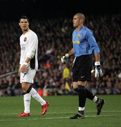 Cristiano Ronaldo (Manchester United, li.) und Torwart Victor Valdes (FC Barcelona) - EDITORIAL USE ONLY. No use with unauthorised audio, video, data, fixture lists, club league logos or live services. Online in-match use limited to 120 images, no video emulation. No use in betting, games or single club league player publications. Fußball EC 1 Herren Champions League 2007 2008, Barca, ManU Gruppe Barcelona Fußball EC 1 Herren Champions League 2007 2008, Barca, ManU Gruppe Barcelona