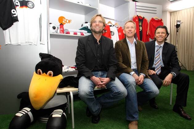 ZDF Moderator Johannes B. Kerner (Mitte) und die ZDF Fußballexperten Jürgen Klopp (beide Deutschland, li.) und Urs Meier (Schweiz) anlässlich der Euro 2008 während eines Pressetermins in einer Umkleidekabine Fußball EM Herren Vorschau Euro 2008, Fotostudio, Studioaufnahme, Fotoshooting, Presseterm, Vdig Gruppe Frankfurt M. Fußball EM Herren Vorschau Euro 2008, Fotostudio, Studioaufnahme, Fotoshooting, Presseterm, Vdig Gruppe Frankfurt M.