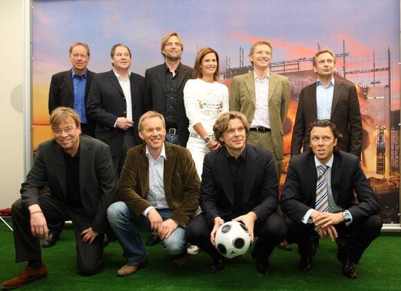 Das EM 2008 Team des ZDF, hi.v.li.: Wolf Dieter Poschmann, Thomas Wark, Jürgen Klopp, Katrin Müller Hohenstein, Norbert König, Dieter Gruschwitz; vorn: Bela Rethy, Johannes B. Kerner, Michael Steinbrecher und Urs Meier Fußball EM Herren Vorschau Euro 2008, Fotostudio, Studioaufnahme, Fotoshooting, Pressetermin, Vdig Totale Frankfurt M. Fußball EM Herren Vorschau Euro 2008, Fotostudio, Studioaufnahme, Fotoshooting, Pressetermin, Vdig Totale Frankfurt M.