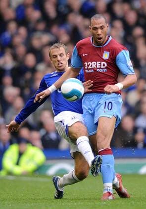 John Carew (Aston Villa, re.) gegen Phil Neville (Everton) - EDITORIAL USE ONLY. No use with unauthorised audio, video, data, fixture lists, club league logos or live services. Online in-match use limited to 120 images, no video emulation. No use in betting, games or single club league player publications. Fußball Herren English Premier League 2007 2008, 1. Englische Liga, FC Everton - Aston Villa Gruppe Liverpool Dynamik, Fußball Herren English Premier League 2007 2008, 1. Englische Liga, FC Everton - Aston Villa Gruppe Liverpool Dynamik,