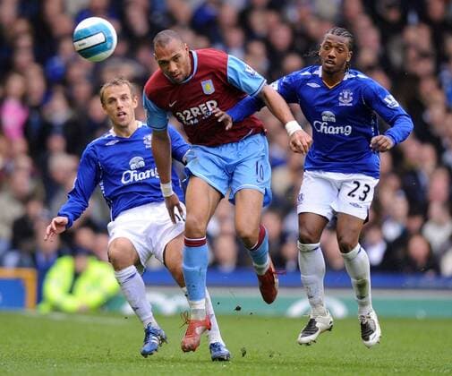 John Carew (Aston Villa, Mitte) gegen Phil Neville (li.) und Manuel Fernandes (beide Everton) - EDITORIAL USE ONLY. No use with unauthorised audio, video, data, fixture lists, club league logos or live services. Online in-match use limited to 120 images, no video emulation. No use in betting, games or single club league player publications. Fußball Herren English Premier League 2007 2008, 1. Englische Liga, FC Everton - Aston Villa Gruppe Liverpool Dynamik, Fußball Herren English Premier League 2007 2008, 1. Englische Liga, FC Everton - Aston Villa Gruppe Liverpool Dynamik,
