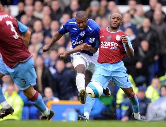 Nigel Reo Coker (Aston Villa, re.) gegen Yakubu Ayegbeni (Everton) - EDITORIAL USE ONLY. No use with unauthorised audio, video, data, fixture lists, club league logos or live services. Online in-match use limited to 120 images, no video emulation. No use in betting, games or single club league player publications. Fußball Herren English Premier League 2007 2008, 1. Englische Liga, FC Everton - Aston Villa Gruppe Liverpool Dynamik, Fußball Herren English Premier League 2007 2008, 1. Englische Liga, FC Everton - Aston Villa Gruppe Liverpool Dynamik,
