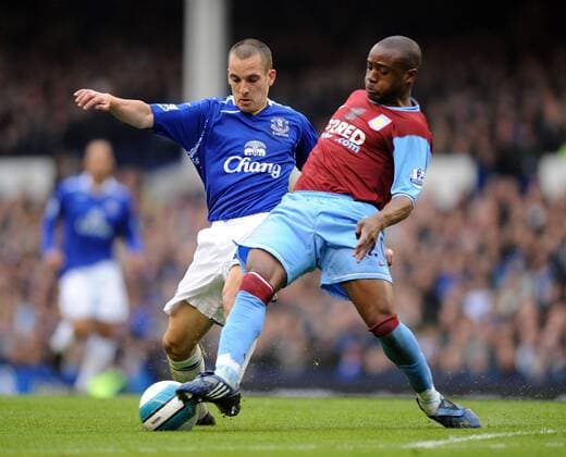 Nigel Reo Coker (Aston Villa, re.) gegen Leon Osman (Everton) - EDITORIAL USE ONLY. No use with unauthorised audio, video, data, fixture lists, club league logos or live services. Online in-match use limited to 120 images, no video emulation. No use in betting, games or single club league player publications. Fußball Herren English Premier League 2007 2008, 1. Englische Liga, FC Everton - Aston Villa Gruppe Liverpool Dynamik, Fußball Herren English Premier League 2007 2008, 1. Englische Liga, FC Everton - Aston Villa Gruppe Liverpool Dynamik,