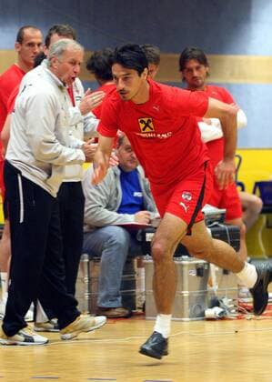 Leistungstest Österreich - Ivica Vastic wird von Nationaltrainer Josef Hickersberger angefeuert - Fußball EM Herren Vorschau Euro 2008, Nationalmannschaft, Sportmedizinischer Test, Sportmedizinische Tests, Gruppe Maria Enzersdorf, Südstadt Fußball EM Herren Vorschau Euro 2008, Nationalmannschaft, Sportmedizinischer Test, Sportmedizinische Tests, Gruppe Maria Enzersdorf, Südstadt