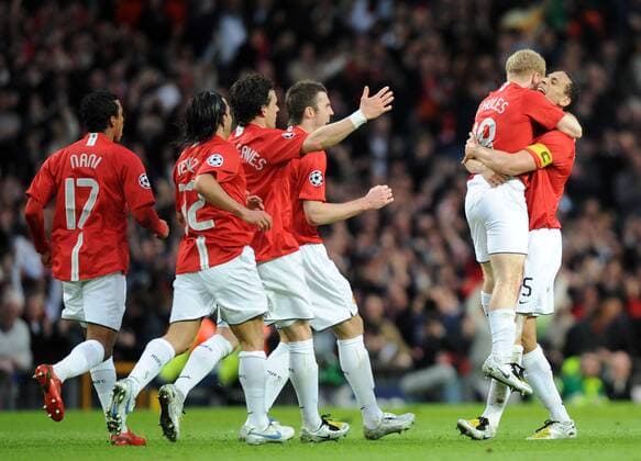 Torjubel Manchester United - Rio Ferdinand (re.) umarmt Torschützen Paul Scholes (2.v.re.) - EDITORIAL USE ONLY. No use with unauthorised audio, video, data, fixture lists, club league logos or live services. Online in-match use limited to 120 images, no video emulation. No use in betting, games or single club league player publications. Fußball EC 1 Herren Champions League 2007 2008, Halbfinale, Manchester United - FC Barcelona 1:0, Barca, ManU Gruppe Manchester Freude, Begeisterung, Fußball EC 1 Herren Champions League 2007 2008, Halbfinale, Manchester United - FC Barcelona 1:0, Barca, ManU Gruppe Manchester Freude, Begeisterung,