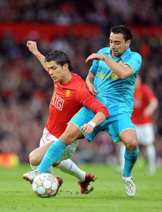 Xavi (FC Barcelona, re.) gegen Cristiano Ronaldo (Manchester United) - EDITORIAL USE ONLY. No use with unauthorised audio, video, data, fixture lists, club league logos or live services. Online in-match use limited to 120 images, no video emulation. No use in betting, games or single club league player publications. Fußball EC 1 Herren Champions League 2007 2008, Halbfinale, Manchester United - FC Barcelona 1:0, Barca, ManU Gruppe Manchester Dynamik, Kampf, Fußball EC 1 Herren Champions League 2007 2008, Halbfinale, Manchester United - FC Barcelona 1:0, Barca, ManU Gruppe Manchester Dynamik, Kampf,