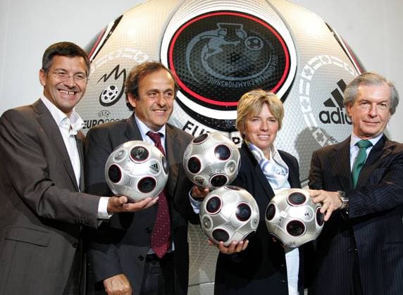 Vorstandsvorsitzender Herbert Hainer (Adidas Deutschland, li.), UEFA Präsident Michel Platini (Frankreich, 2.v.li.), Wiens Vizebürgermeisterin Grete Laska und ÖFB Präsident Friedrich Stickler präsentieren den Europass Gloria - Fußball EM Herren Vorschau Euro 2008, Pressekonferenz, Pressetermin, Präsentation Gruppe Unternehmensführung o0 Spielball Wien Freude, Fußball EM Herren Vorschau Euro 2008, Pressekonferenz, Pressetermin, Präsentation Gruppe Unternehmensführung o0 Spielball Wien Freude,