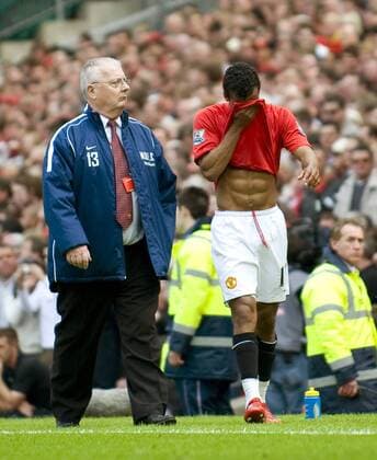 Nani (Manchester United, re.) verlässt nach einer roten Karte enttäuscht den Platz - EDITORIAL USE ONLY. No use with unauthorised audio, video, data, fixture lists, club league logos or live services. Online in-match use limited to 120 images, no video emulation. No use in betting, games or single club league player publications. Fußball Herren English Premier League 2007 2008, 1. Englische Liga, ManU Gruppe Manchester Enttäuschung, Fußball Herren English Premier League 2007 2008, 1. Englische Liga, ManU Gruppe Manchester Enttäuschung,