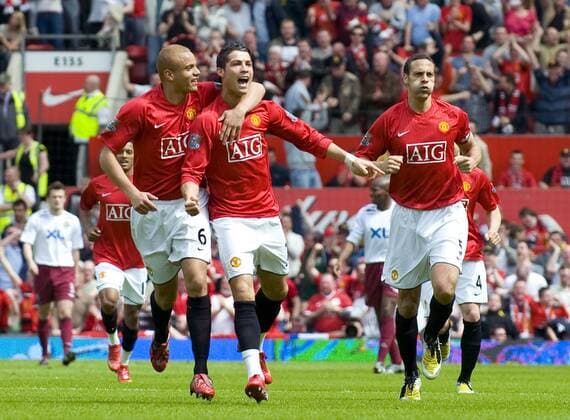 Torjubel Manchester United, v.li.: Wesley Brown, Cristiano Ronaldo und Rio Ferdinand - EDITORIAL USE ONLY. No use with unauthorised audio, video, data, fixture lists, club league logos or live services. Online in-match use limited to 120 images, no video emulation. No use in betting, games or single club league player publications. Fußball Herren English Premier League 2007 2008, 1. Englische Liga, ManU Gruppe Manchester Freude, Fußball Herren English Premier League 2007 2008, 1. Englische Liga, ManU Gruppe Manchester Freude,