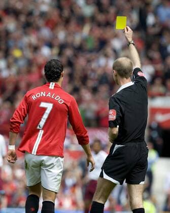 Cristiano Ronaldo (Manchester United, li.) bekommt von Schiedsrichter Mike Riley (England) die Gelbe Karte gezeigt - EDITORIAL USE ONLY. No use with unauthorised audio, video, data, fixture lists, club league logos or live services. Online in-match use limited to 120 images, no video emulation. No use in betting, games or single club league player publications. Fußball Herren English Premier League 2007 2008, 1. Englische Liga, Manchester United, ManU Gruppe Manchester Fußball Herren English Premier League 2007 2008, 1. Englische Liga, Manchester United, ManU Gruppe Manchester