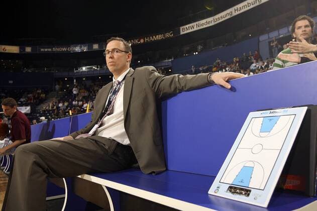 Trainer Chris Fleming (Quakenbrück) sitzt neben der Taktiktafel auf der Bank Basketball 1. BL Herren BBL Pokal 2007 2008, Pokalspiel, Finalrunde, Top Vier, Final Four, Endrunde, Halbfinale, Vdig Einzelbild Hamburg Basketball 1. BL Herren BBL Pokal 2007 2008, Pokalspiel, Finalrunde, Top Vier, Final Four, Endrunde, Halbfinale, Vdig Einzelbild Hamburg