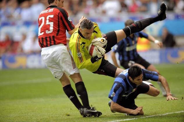 Torwart Zeljko Kalac (AC Mailand) klärt gegen Julio Cruz (Inter Mailand, re.) - Fußball Herren Serie A 2007 2008, 1. Italienische Liga, AC Mailand - FC Internazionale Mailand 2:1, Milan Gruppe Mailand Dynamik, Abwehr, Kampf, Fußball Herren Serie A 2007 2008, 1. Italienische Liga, AC Mailand - FC Internazionale Mailand 2:1, Milan Gruppe Mailand Dynamik, Abwehr, Kampf,