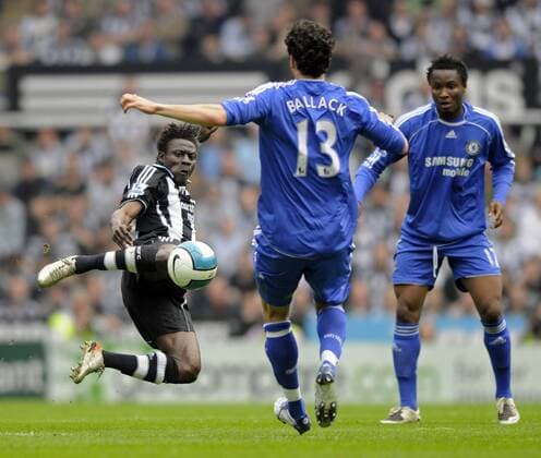 Obafemi Martins (Newcastle, li.) gegen Michael Ballack (Chelsea) - EDITORIAL USE ONLY. No use with unauthorised audio, video, data, fixture lists, club league logos or live services. Online in-match use limited to 120 images, no video emulation. No use in betting, games or single club league player publications. Fußball Herren English Premier League 2007 2008, 1. Englische Liga, Newcastle United - Chelsea FC London 0:2 Gruppe Newcastle Dynamik, Kampf, Fußball Herren English Premier League 2007 2008, 1. Englische Liga, Newcastle United - Chelsea FC London 0:2 Gruppe Newcastle Dynamik, Kampf,